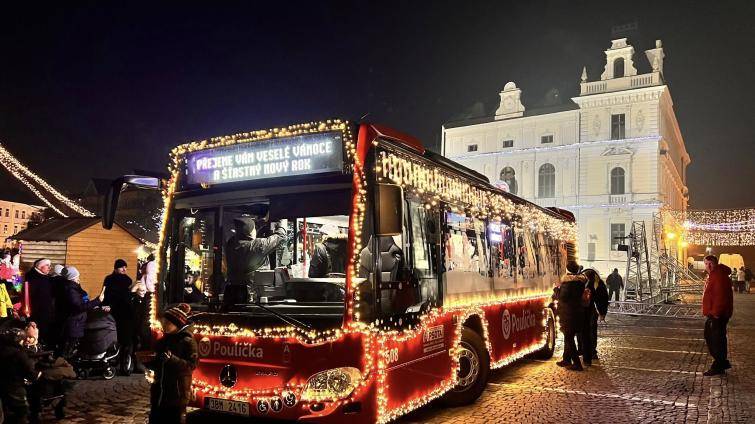 Ulice Uherského Hradiště brázdí vánočně vyzdobená Poulička