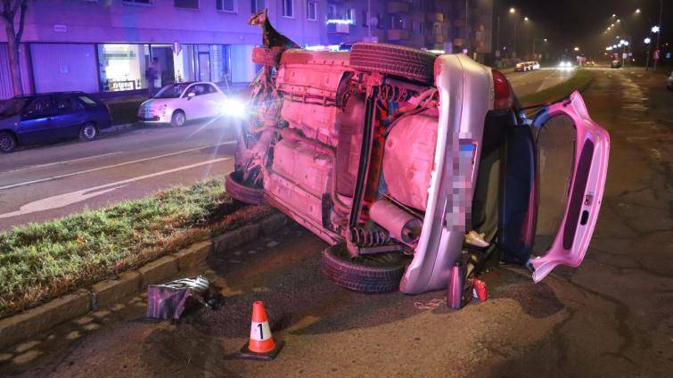 Opilá řidička v Kroměříži převrátila auto na střechu