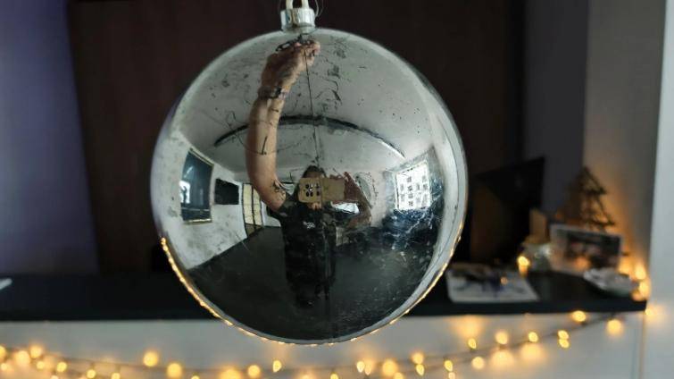 Dva opilci kradli na náměstí v Kroměříži ozdoby z vánočního stromu