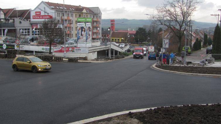Frekventovaná ulice Horní Valy v Uherském Brodě je po rekonstrukci opět průjezdná