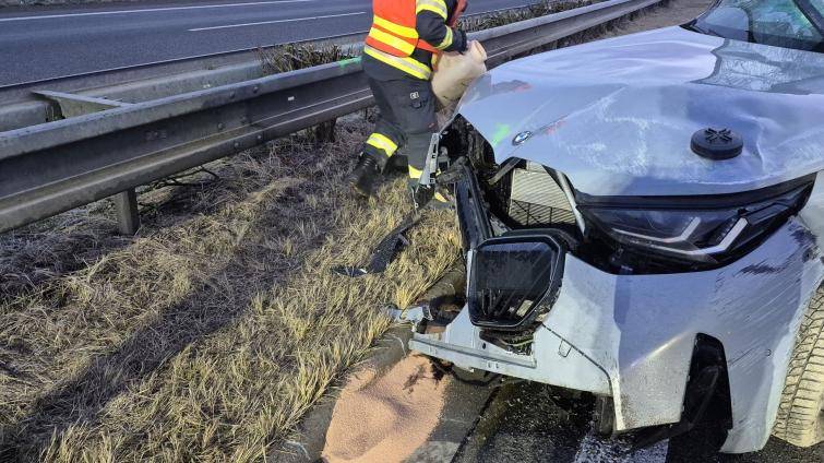 Provoz na dálnici D1 u Kroměříže komplikovala dnes ráno nehoda automobilu