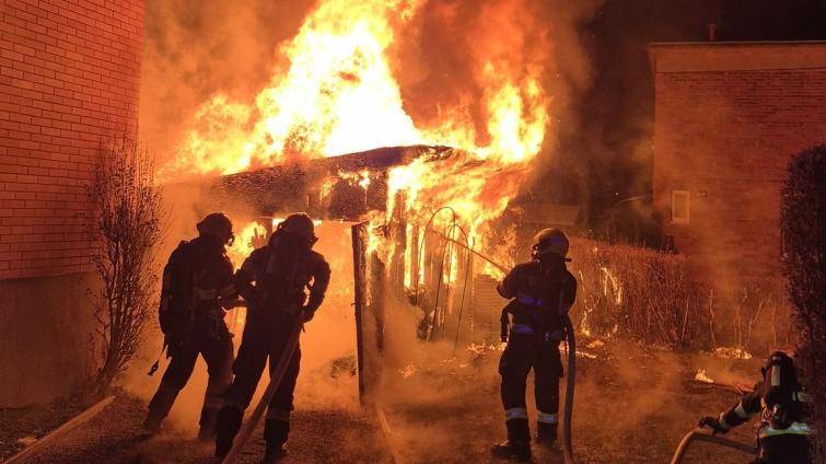 Hasiče ve Zlíně zaměstnal těsně před půlnocí požár kůlny