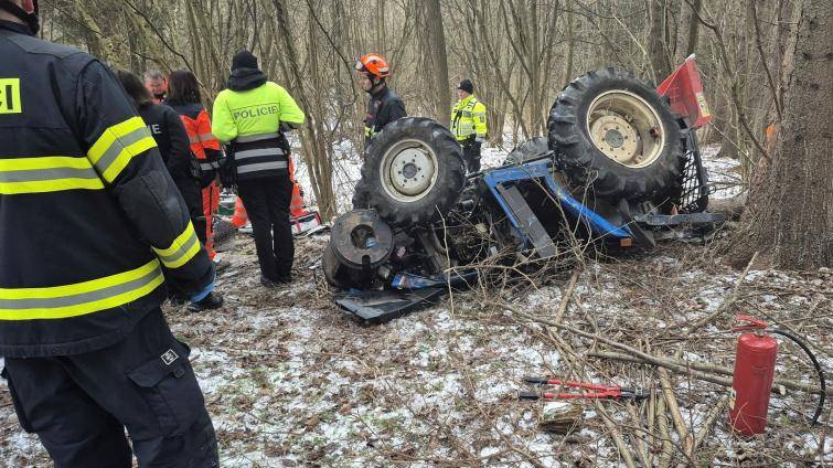 Dva vážné úrazy v lesích ve Zlínském kraji: Zasahovaly dva vrtulníky, jeden člověk nepřežil