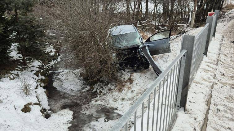 V Hošťálkové narazilo auto do stromu a zastavilo až u potoka. Řidič zůstal ve voze zaklíněn