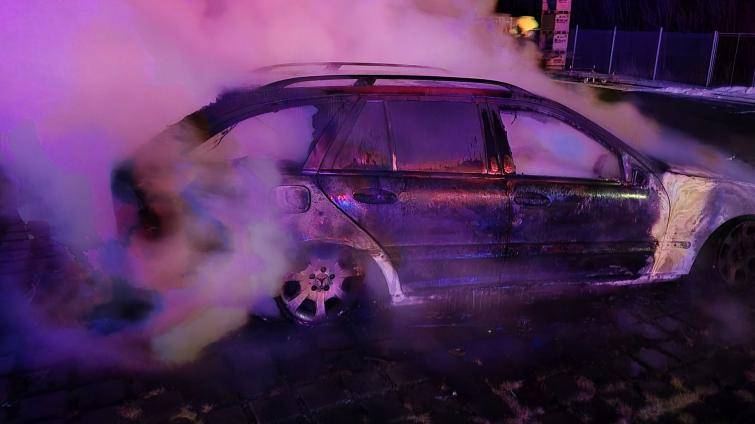 Muž se v hořícím autě snažil zachránit další vozidla na parkovišti. Úspěšně, z jeho vozu ale zůstal jen vrak