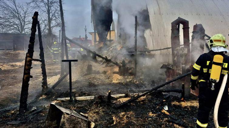 Požár skladu pilin v Roštíně zaměstnal šest jednotek hasičů