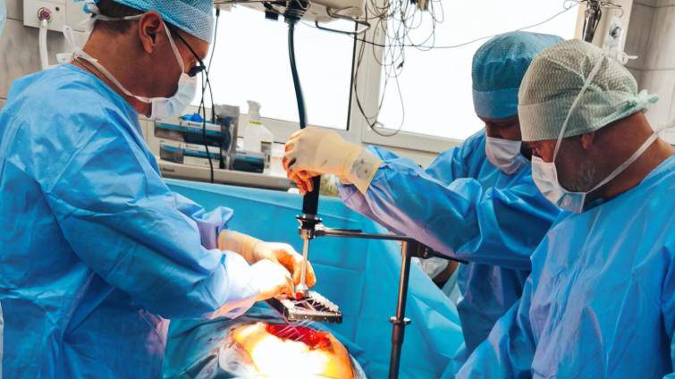 Kroměřížští chirurgové zavádí jako první v kraji nový způsob operace rozsáhlé břišní kýly