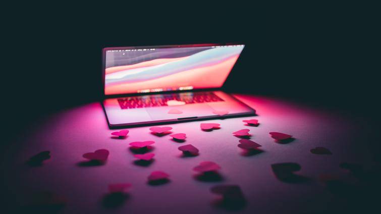 Citová manipulace jako z učebnice. Ženu ze Zlínska připravil podvodník o bezmála milion korun