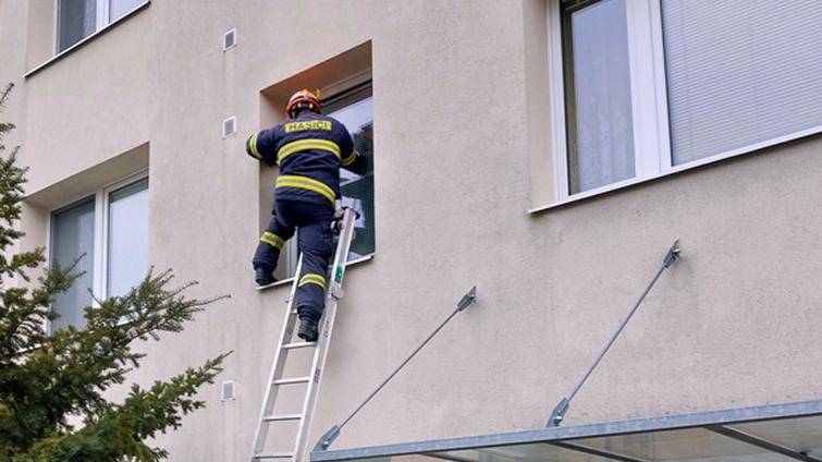Seniorka ve Zlíně upadla v bytě a nemohla vstát. Do akce šli strážníci i hasiči