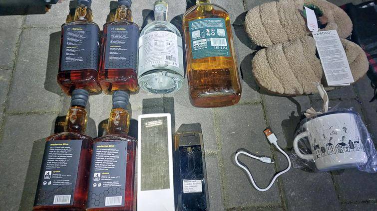 Na vánočním jarmarku ve Zlíně řádil zloděj. Při útěku se chtěl prát se strážníky