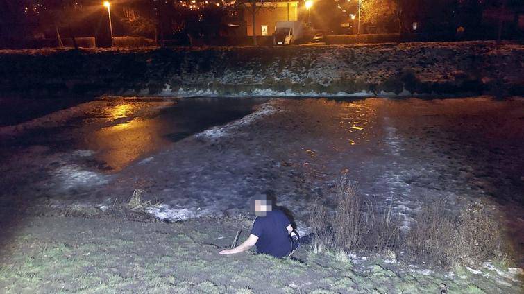 Lednové trable s opilci ve Zlíně: Muž ležel v tričku u zamrzlé řeky, žena si ustlala na sněhu