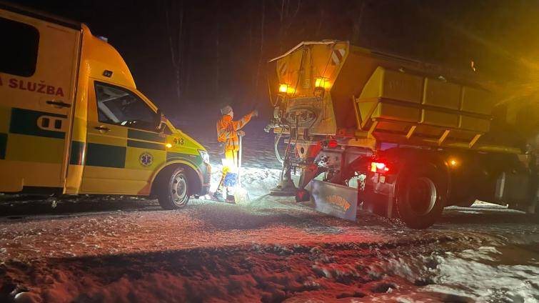 Sanitka cestou k pacientovi uvízla na zledovatělé silnici. Pomohla Horská služba a silničáři