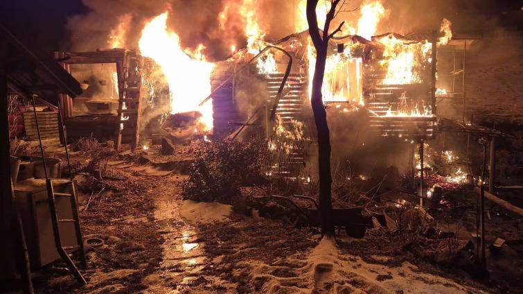 Požár chaty s hospodářským objektem ve Vizovicích dal hasičům pořádně zabrat