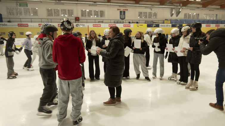 Žáci ze ZŠ Kvítková dostali vysvědčení na ledě