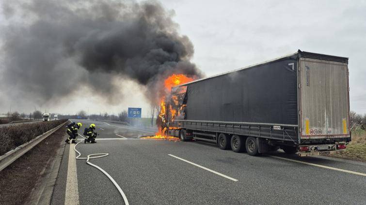 Požár kamionu uzavřel dálnici D55 směrem na Hulín