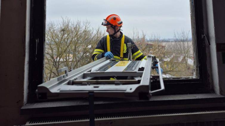 Aby se hasiči dostali k pacientovi, museli rozbít okno, pak ho spouštěli na plošině