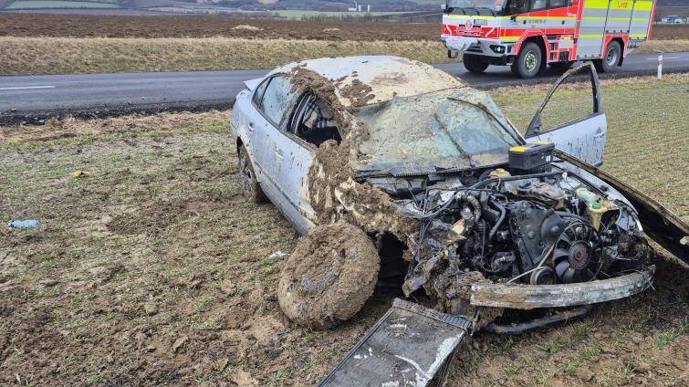 Osobní vozidlo skončilo po nehodě v poli, jeden člověk se zranil