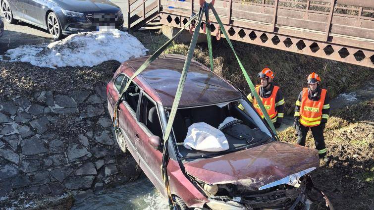 V Prlově skončilo osobní vozidlo v korytě potoka