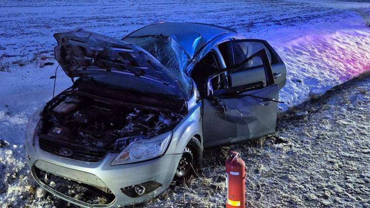 Řidič na Kroměřížsku nezvládl jízdu na zasněžené silnici a skončil s vozidlem v příkopu