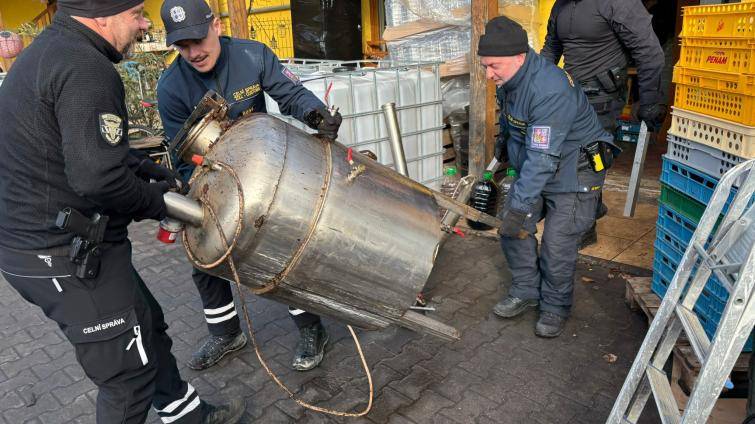Během čtyřiceti dnů odhalili celníci ve Zlínském kraji už třetí nelegální palírnu