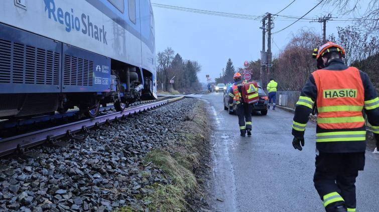 V Želechovicích nad Dřevnicí se dnes ráno srazilo auto s vlakem. Nikdo se nezranil 