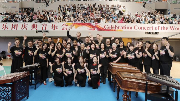 Moravský folklor okouzlil účastníky kulturního festivalu v čínském městě Quingdao, kam se na elitní světovou soutěž ve hře na cimbál vydali na přelomu dubna a května mladí cimbalisté a jejich učitelé.   Předsedkyně cimbálové asociace České republiky Růžena Děcká přivezla do devítimilionového města u Žlutého moře své bývalé žáky ze ZUŠ Alfréda Radoka ve Valašském Meziříčí a vítěze soutěží tradičního Cimbalfestu. Od 26. dubna do 6. května předvedli v Číně nejen své umění ve hře na cimbál, ale reprezentovali i