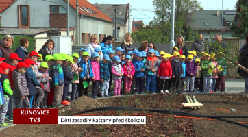 Děti zasadily kaštany před školkou