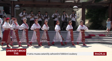 V atriu muzea zatančily zahraniční folklórní soubory