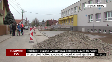 Prostor před školkou zdobí nové chodníky i nová výstavba