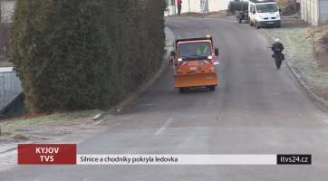 Silnice a chodníky pokryla ledovka