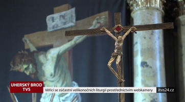 Věřící se zúčastní velikonoční liturgie prostřednictvím webkamery