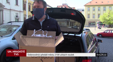 Dobrovolníci předali městu 2100 ušitých roušek