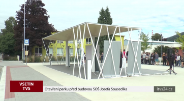 Otevření parku před budovou SOŠ Josefa Sousedíka