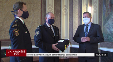 Město darovalo hasičům defibrilátor za desítky tisíc