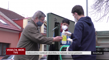 Dobrovolníci rozdávali dezinfekci a nabízejí rozvoz potravin