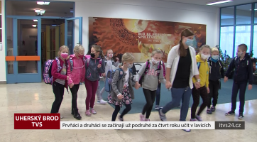 Prvňáci a druháci se začínají už podruhé za čtvrt roku učit v lavicích