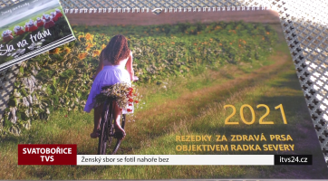 Ženský sbor se fotil nahoře bez