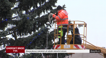 Masarykovo náměstí už zdobí vánoční strom