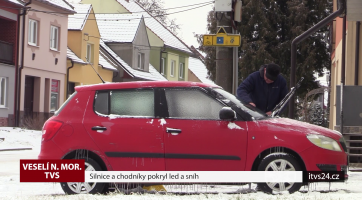 Silnice a chodníky pokryl led a sníh