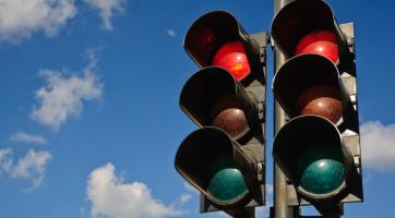 V Březnické ulici budou dopravu řídit inteligentní semafory