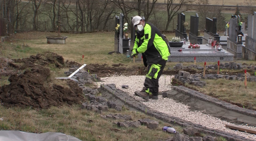 Technické služby budují chodníky na hřbitově v Újezdci