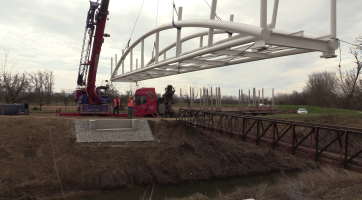 Jeřáb uložil na místo novou lávku