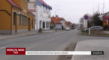 Stavbě křižovatek předchází oprava výtluků