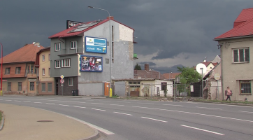 V Uherském Hradišti byl zdemolován problematický dům v Rybárnách