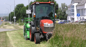 Služby města sečou trávu novými přístroji