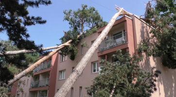 Město i jeho obyvatelé sčítají škody po tornádu