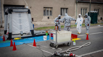 Z domu vyvezli 14 tun chemikálií