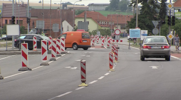 Kolony ze všech příjezdových stran. Uzavírka Kunovic začala