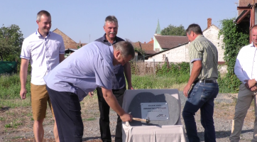 Stavba zdravotního střediska začala položením základního kamene