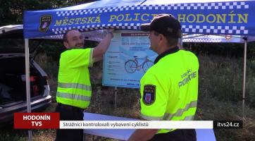 Strážníci kontrolovali vybavení cyklistů
